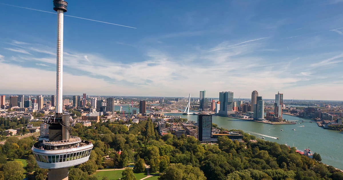 Panoramisch zicht op de skyline van Rotterdam met de iconische Euromast. Ontdek Rotterdam met combi tickets en bespaar geld!