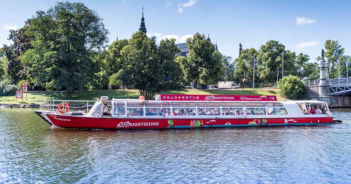 Een rondvaart glijdt door de schilderachtige grachten van Stockholm