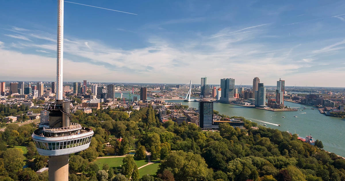 Flot udsigt over Rotterdam fra toppen af Euromast! Find billetter til Euromast og kombiner dit besøg med andre attraktioner